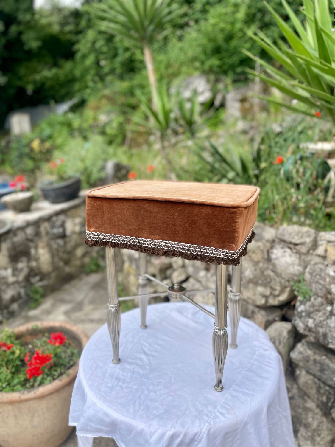 Charmant tabouret en velours marron et métal chromé
