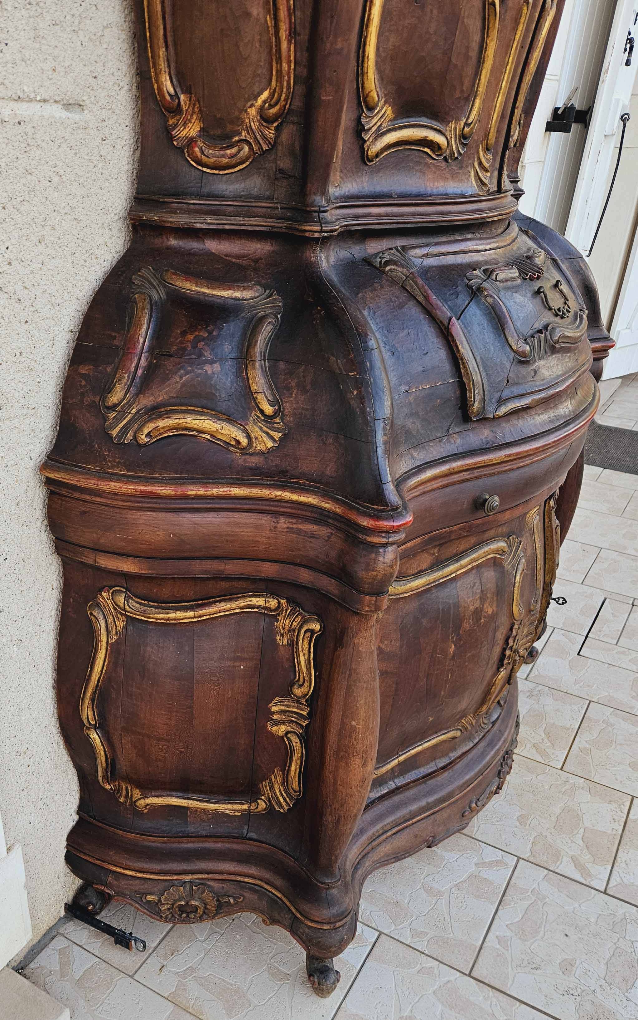 Rounded buffet in venetian baroque style