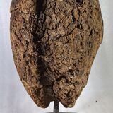 Ancienne roue de poulie en bois sur pied