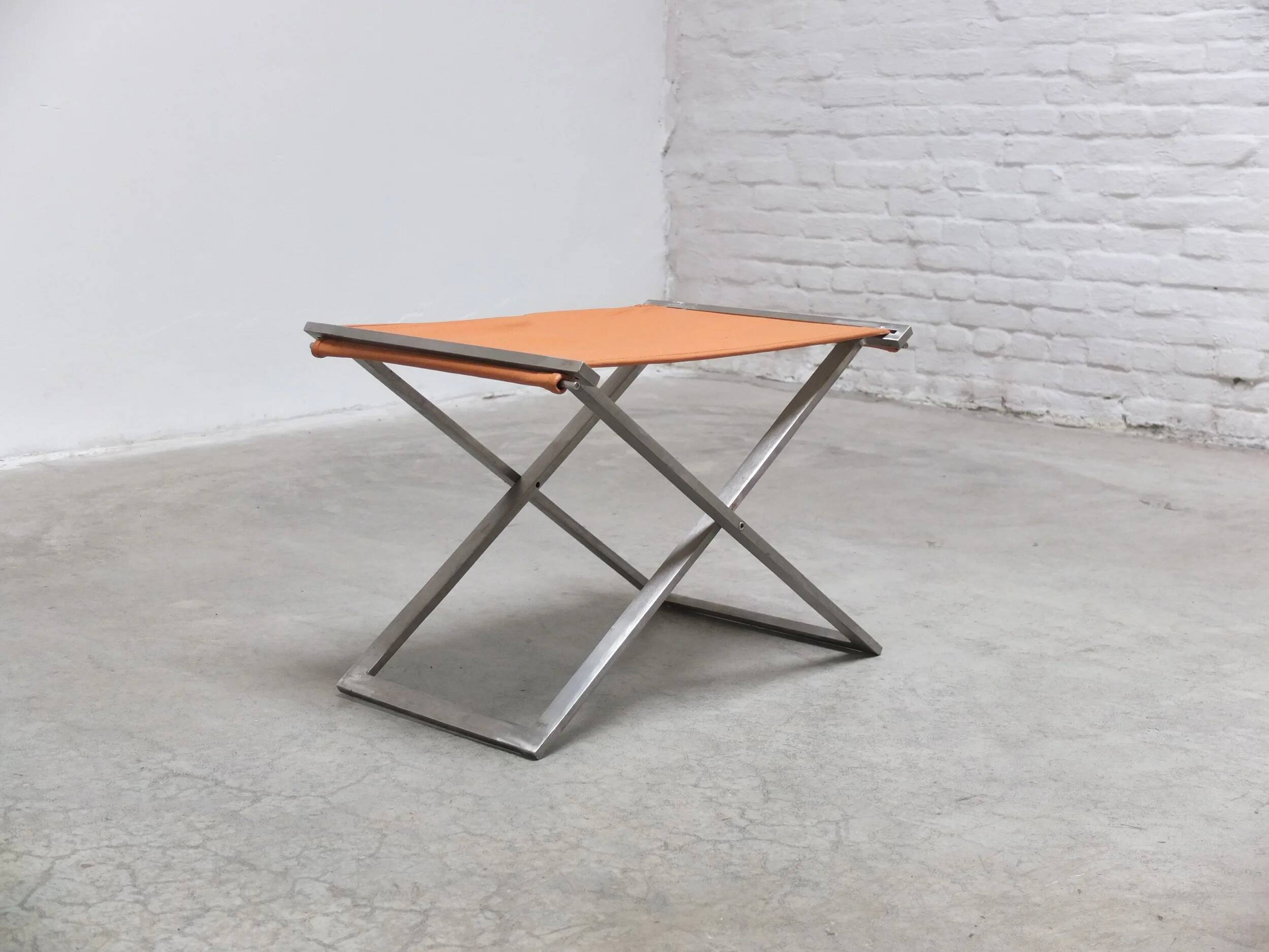 Tabouret pliant en cuir cognac et acier par Michael Christensen, années 1960.