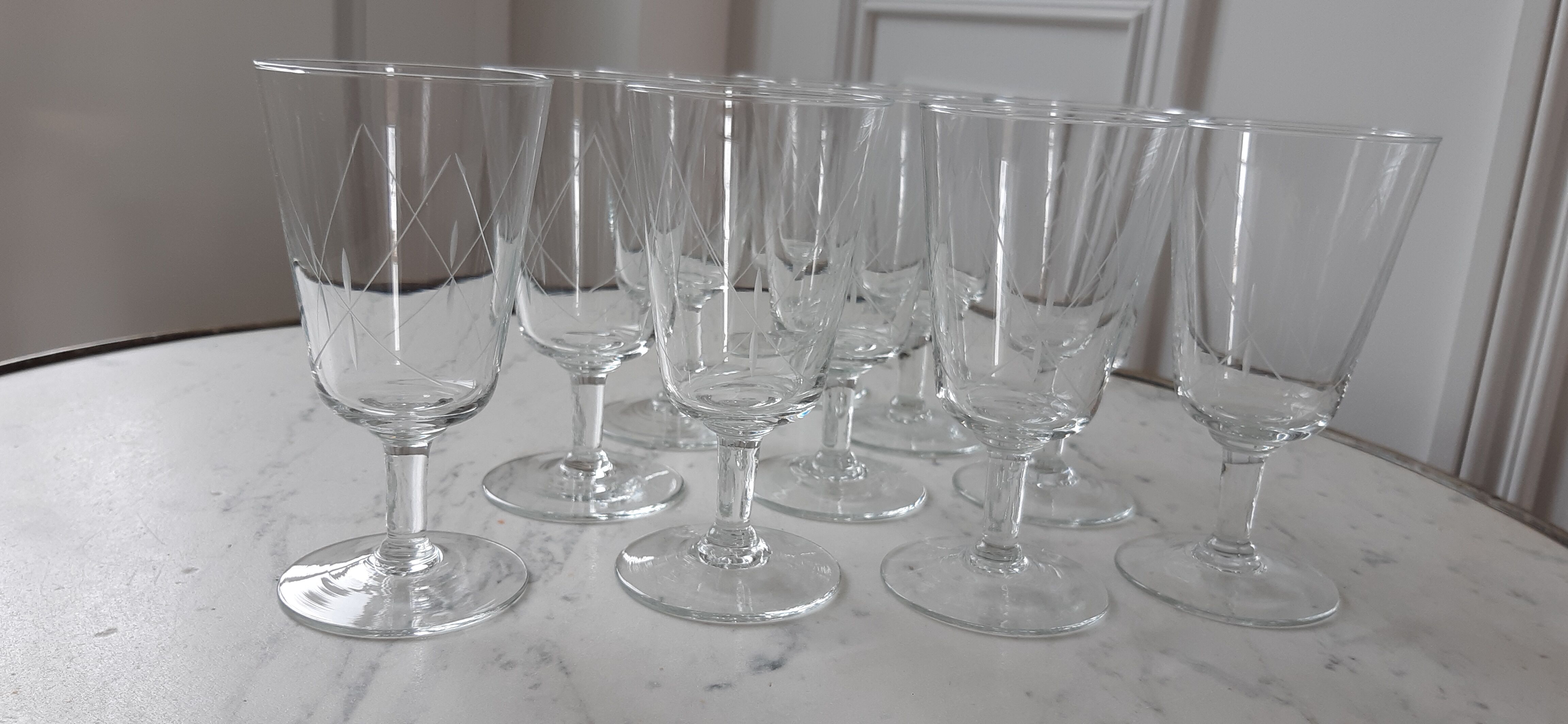 Lot de 10 verres à vin / eau gravés années 50