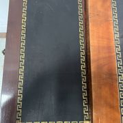 Bureau plat de style Louis XVI en acjou et placage XIX siècle