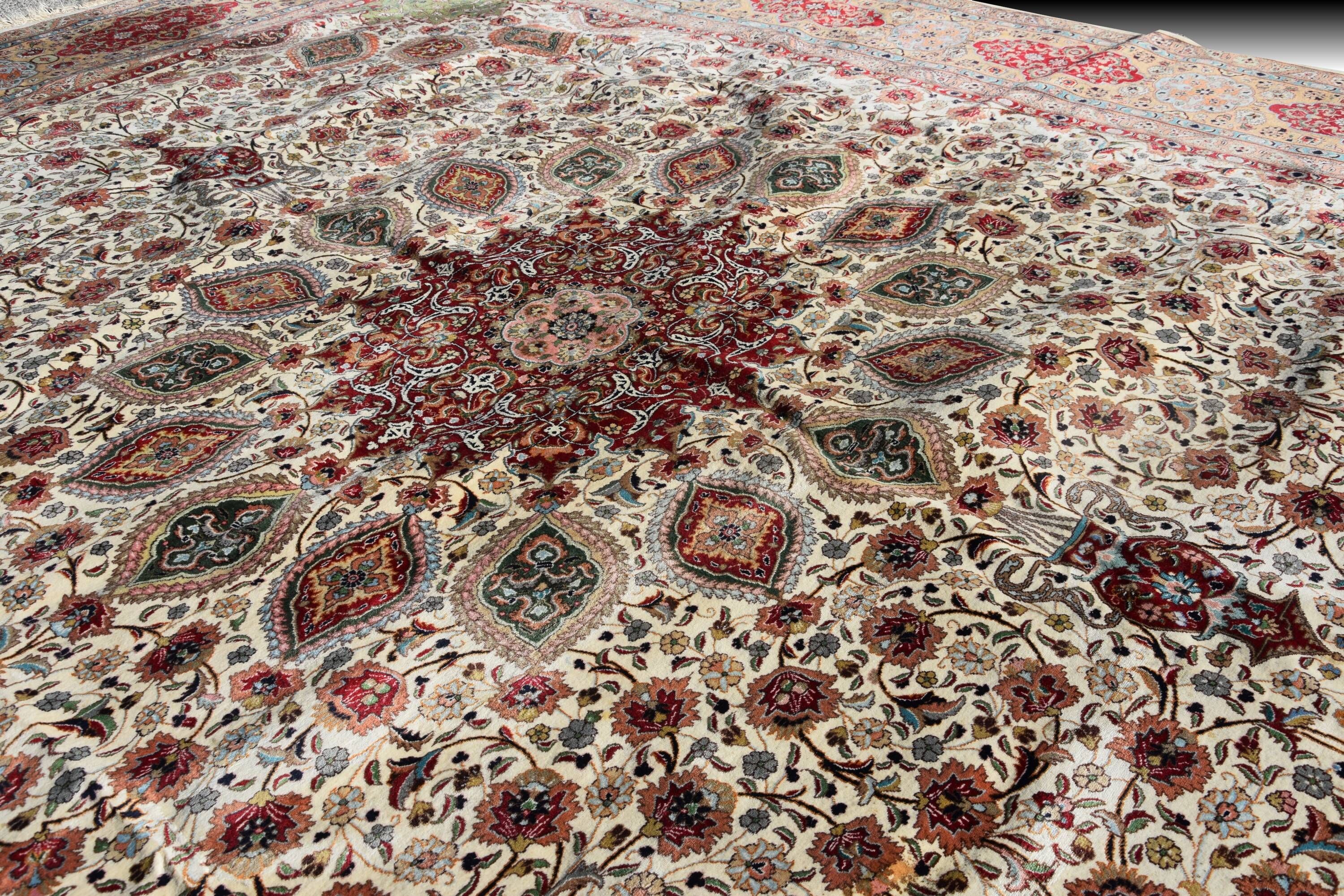 Magnificent Persian carpet from Tabriz, Iran, made of wool and silk: 435 x 350 cm.