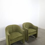 Chaises de cocktail vertes avec des roues chromées.