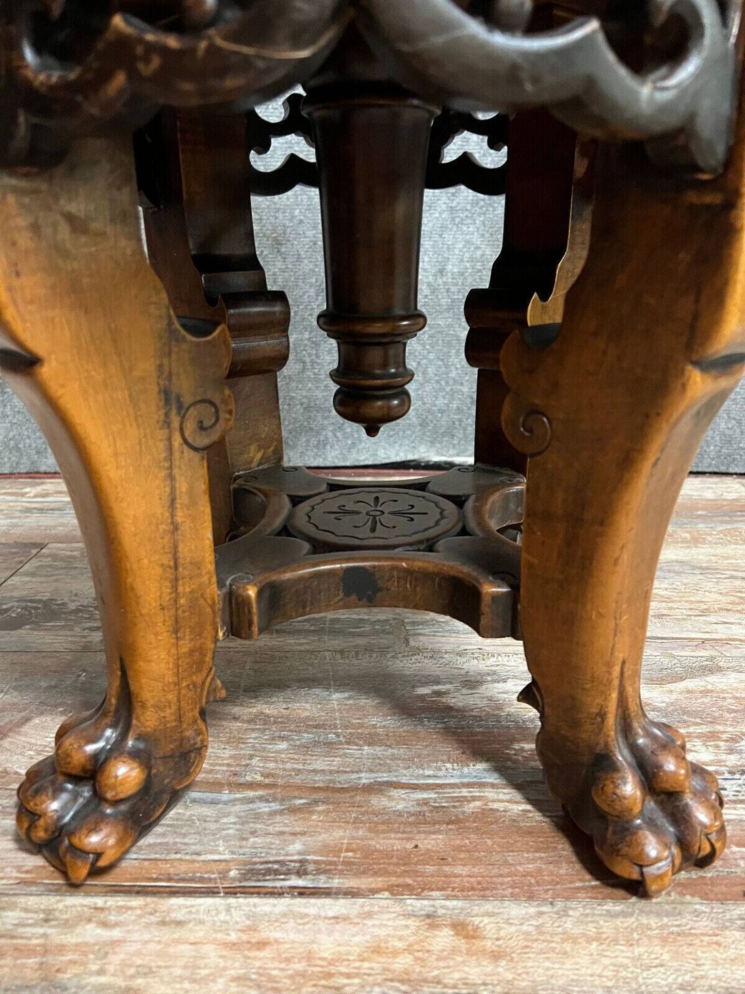 Asia 19th century: adjustable piano stool with screws in solid mahogany circa 1850