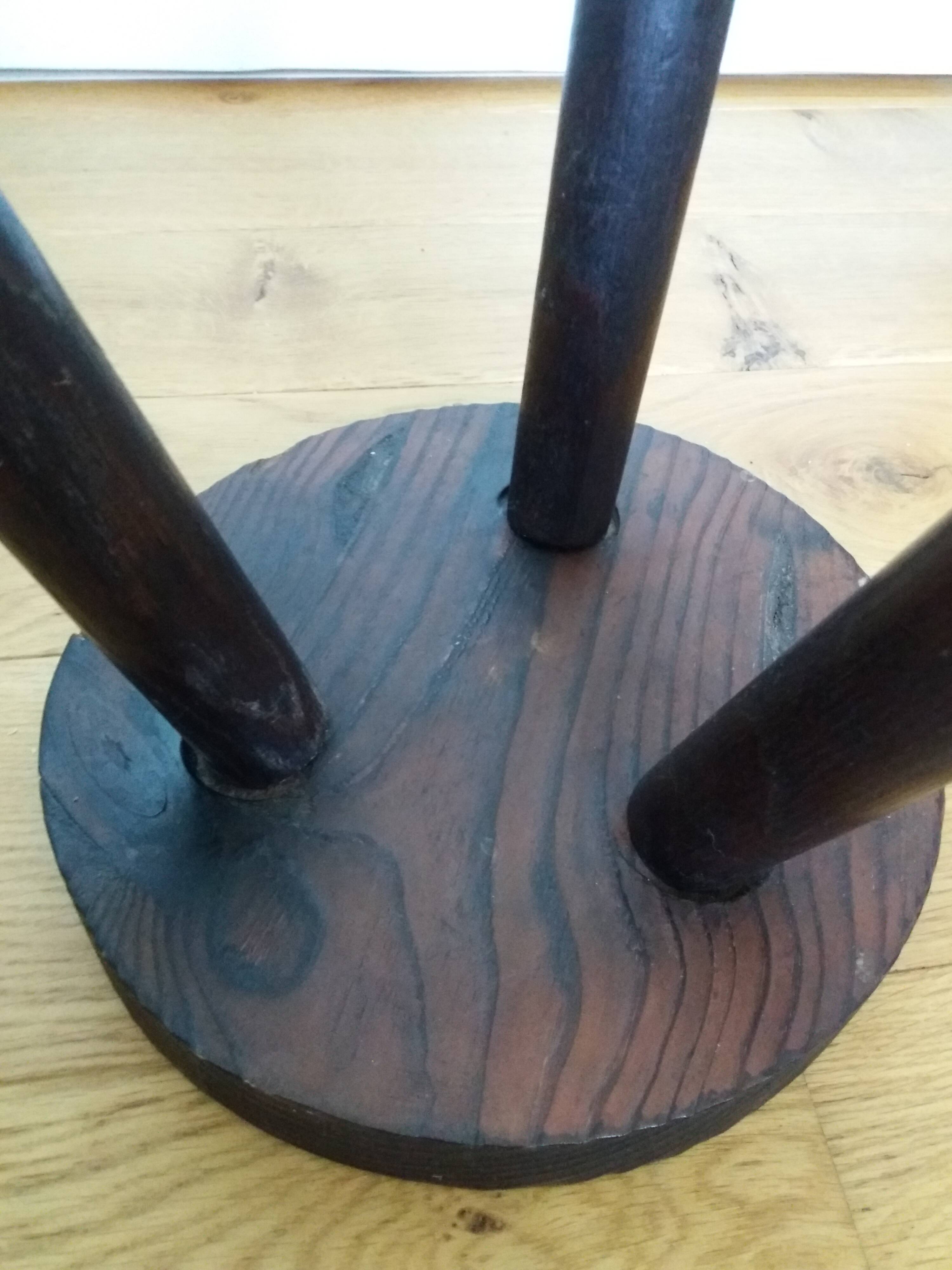 Tripod stool with pencil legs