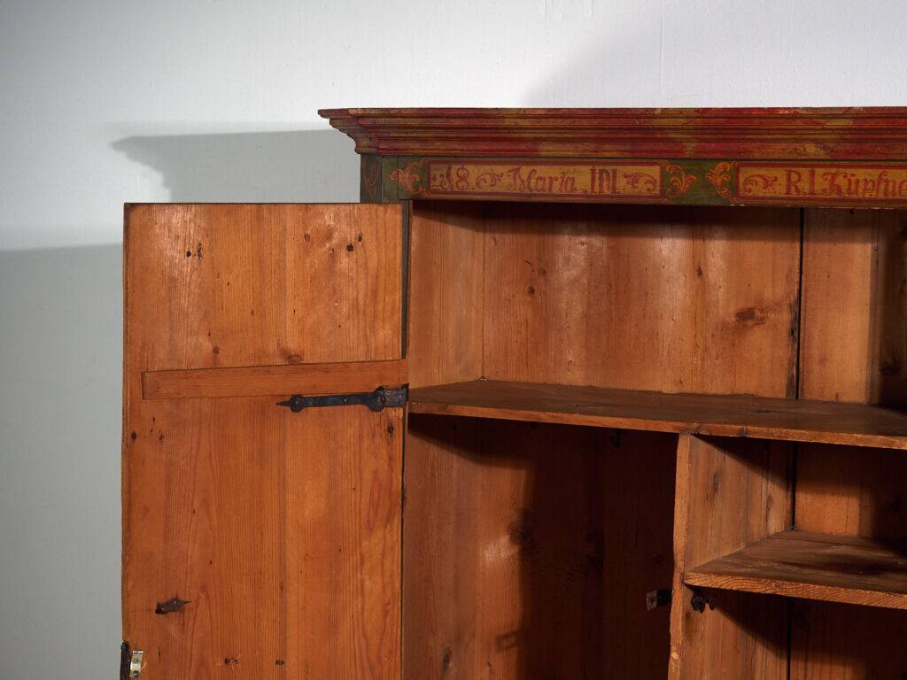 Armoire ancienne peinte en bois de pin – Austrie, 1831