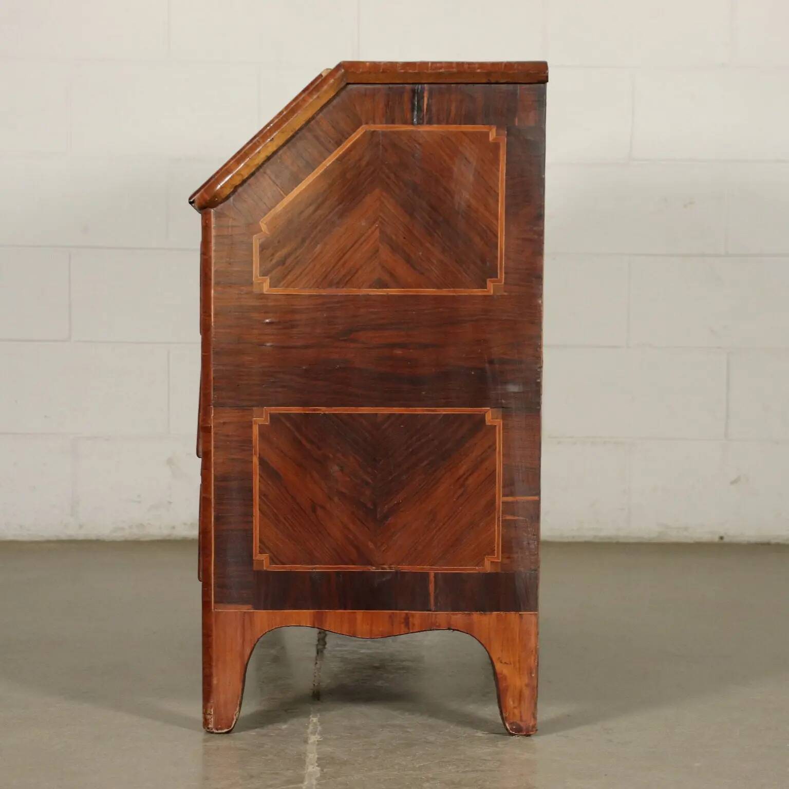 Piedmontese secretary with a drop-leaf, Italy, 18th century.