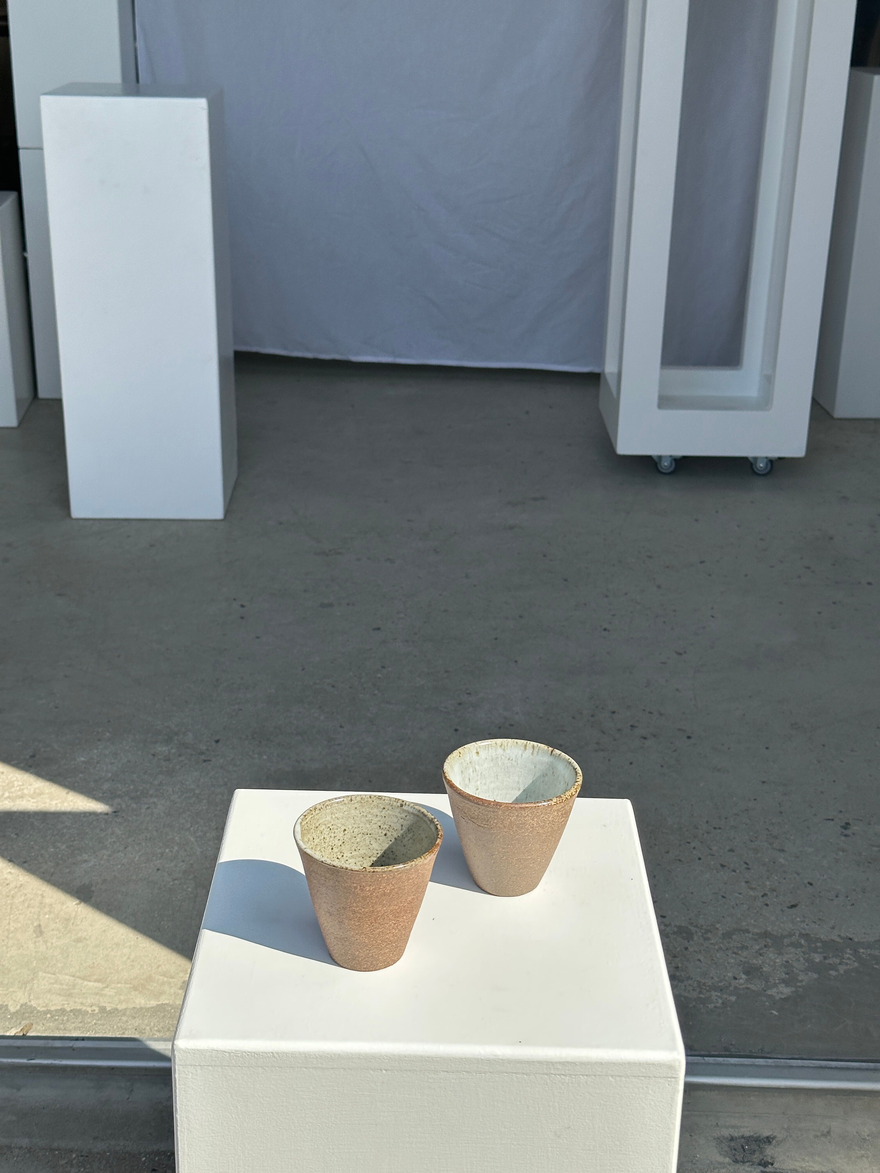 Lot de 2 tasses / mug en céramique indonésienne (mat brun)