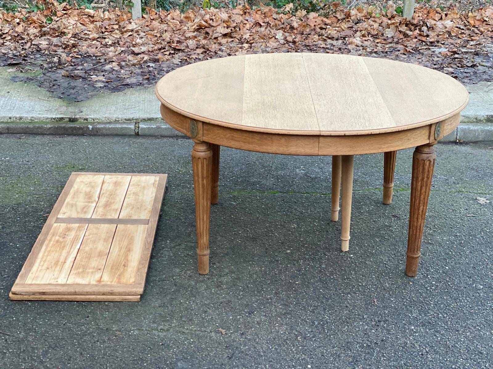 Renovated round Art Deco dining table in solid oak, 1950, 230cm extendable.