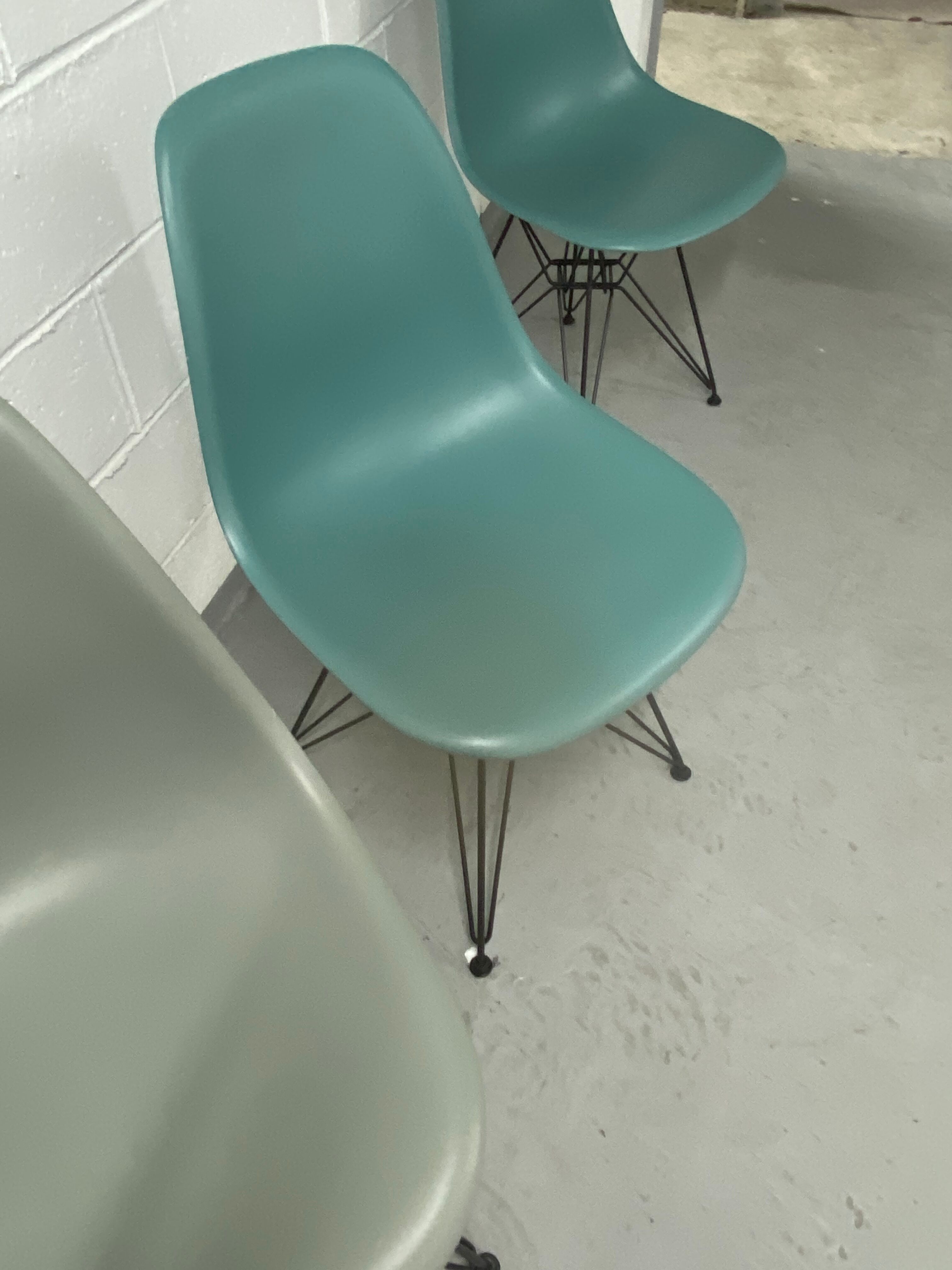 Paire de chaises de Charles et Ray Eames édition Vitra récente
