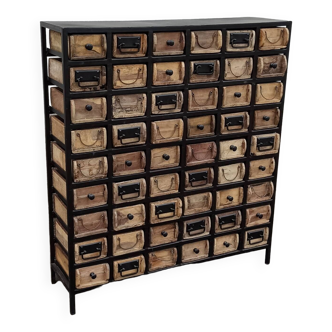 Armoire en métal avec 54 tiroirs en bois (anciens moules à briques)