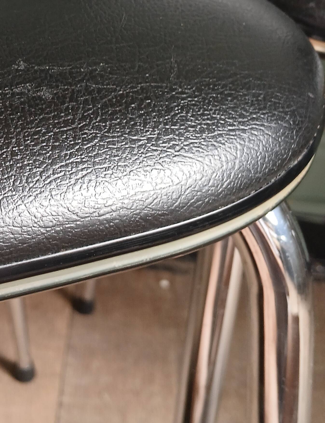 Suite de 4 chaises cuir synthétique noir & galon nacré