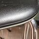 Suite de 4 chaises cuir synthétique noir & galon nacré