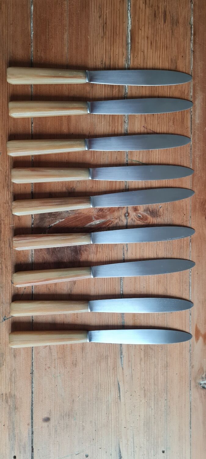 Set of 9 bakelite knives