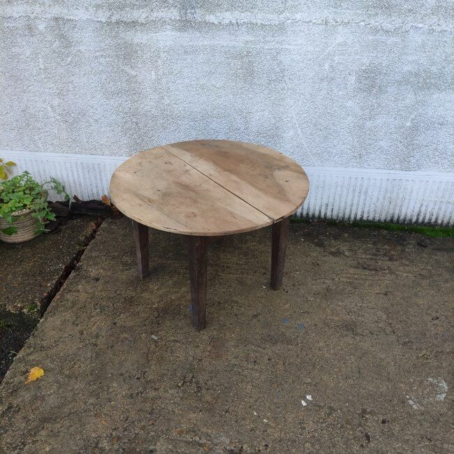 Round coffee table