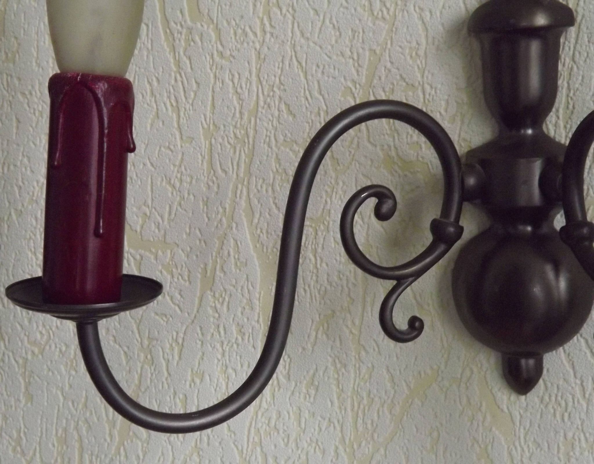 Pair of double Flemish style wall sconces in French silver from the period, with red drops 51.