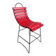 Chaise à lattes en bois peint en rouge avec structure en métal noir — Style bistro industriel moderne