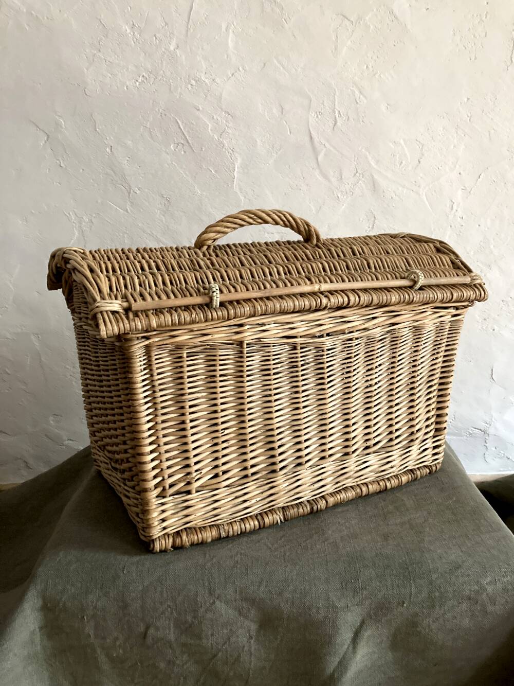 Wicker basket with convex lid