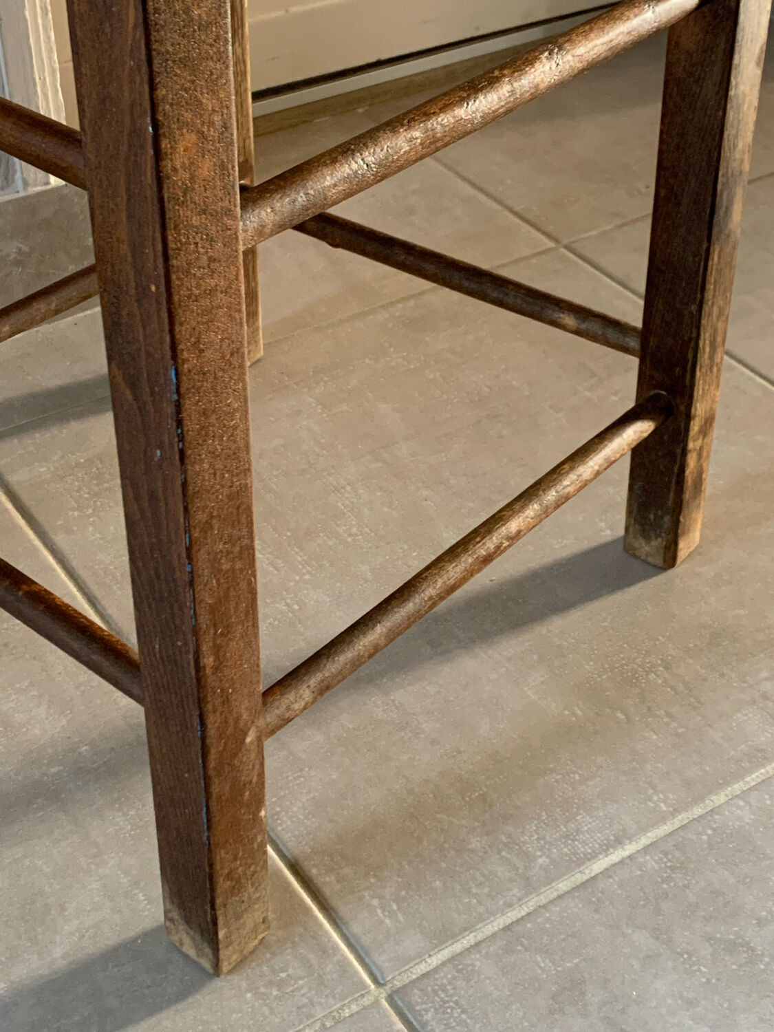 High chair in wood and straw