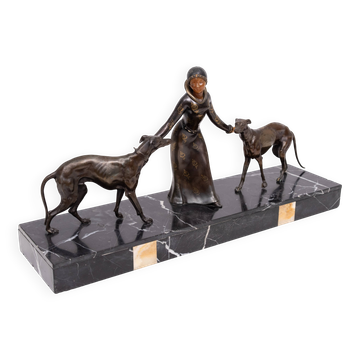 Sculpture Art Déco d'une femme avec des lévriers 1920/30 France