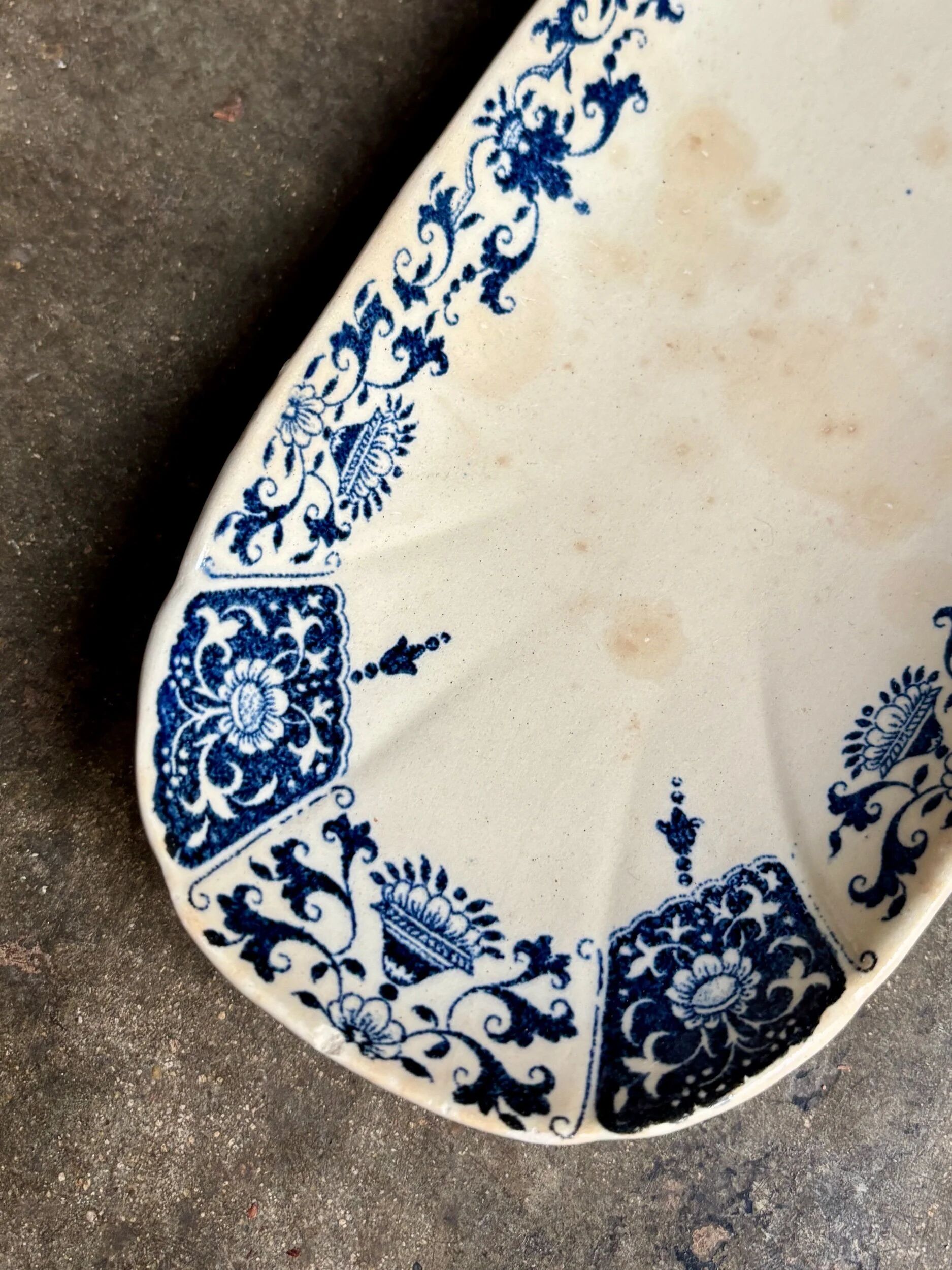 Ravier Gien in blue ironstone, "Ibis bleu" service.
