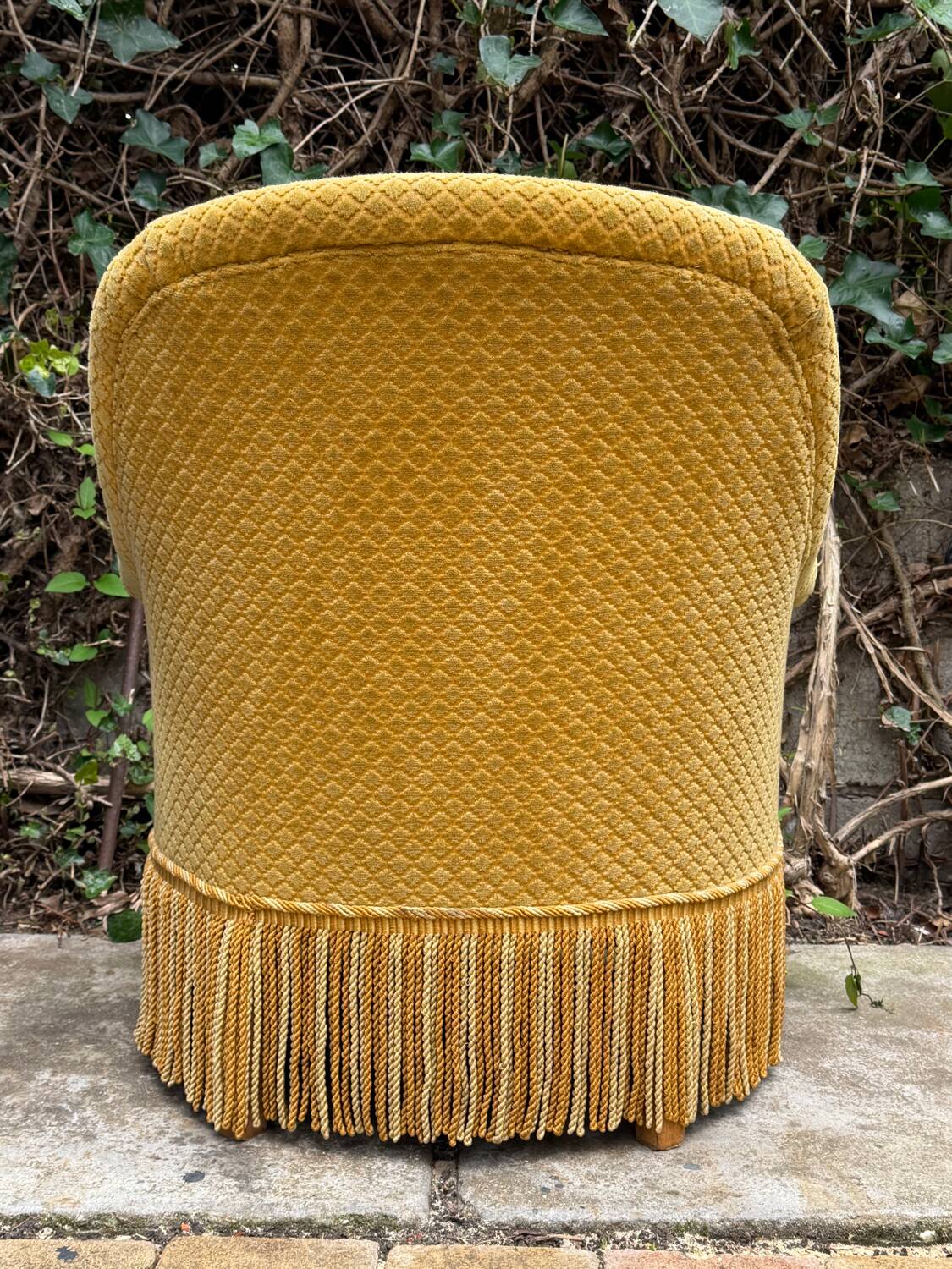Fauteuil crapaud vintage jaune moutarde velours floqué