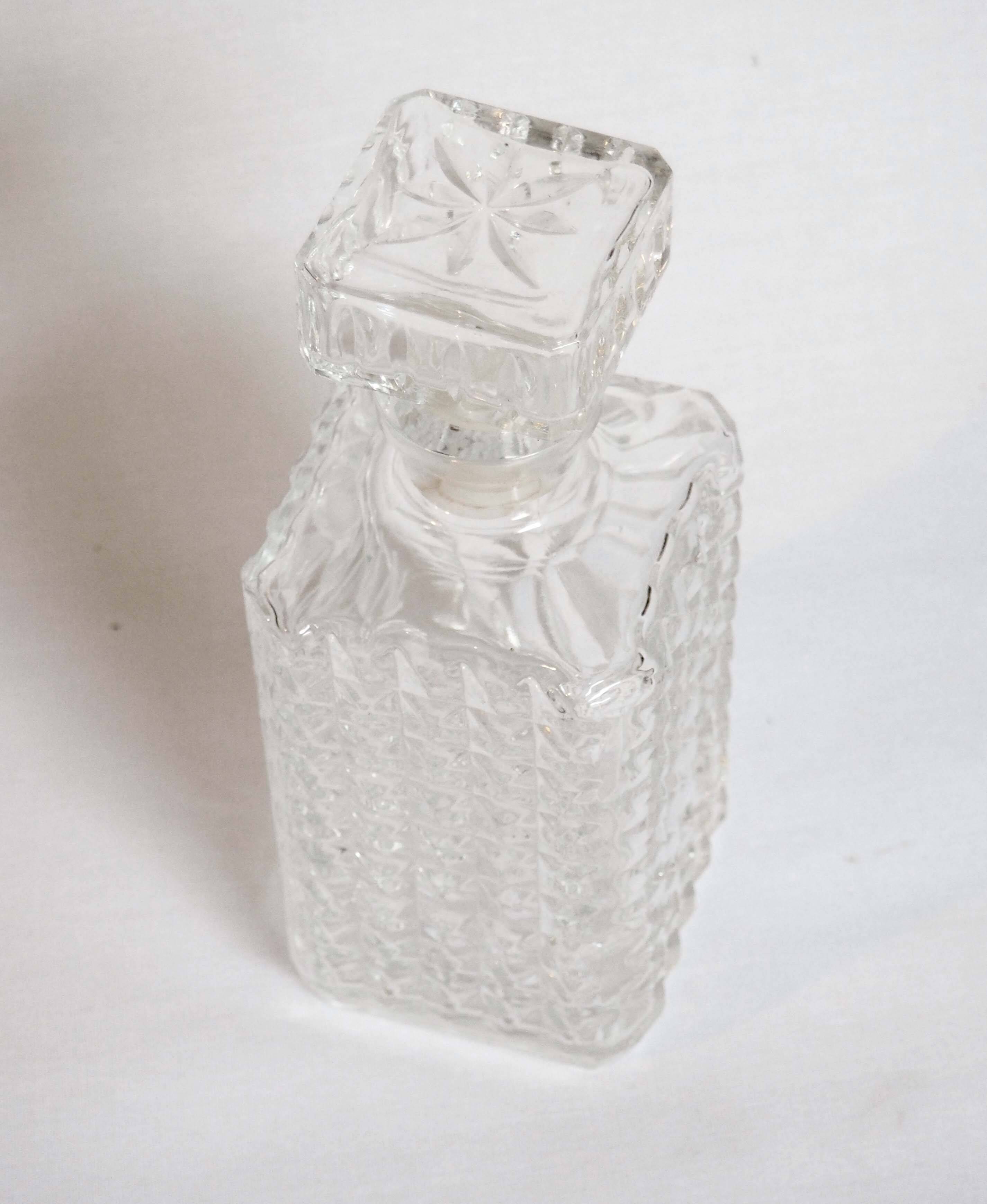 Whiskey decanter with spike pattern