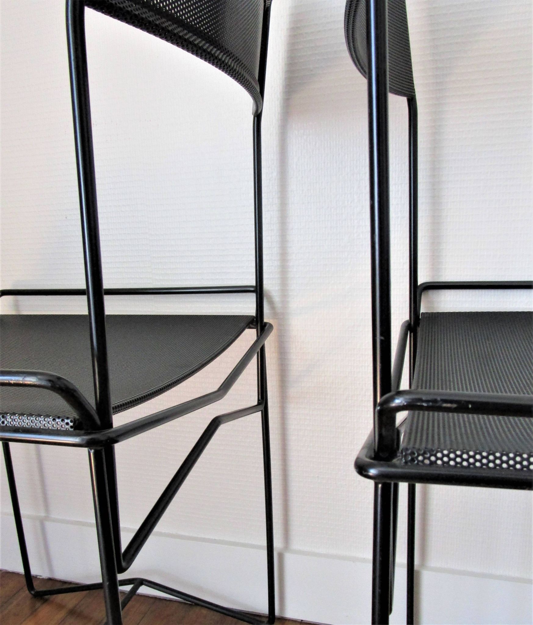 Paire de chaises acier métal perforé design années 80