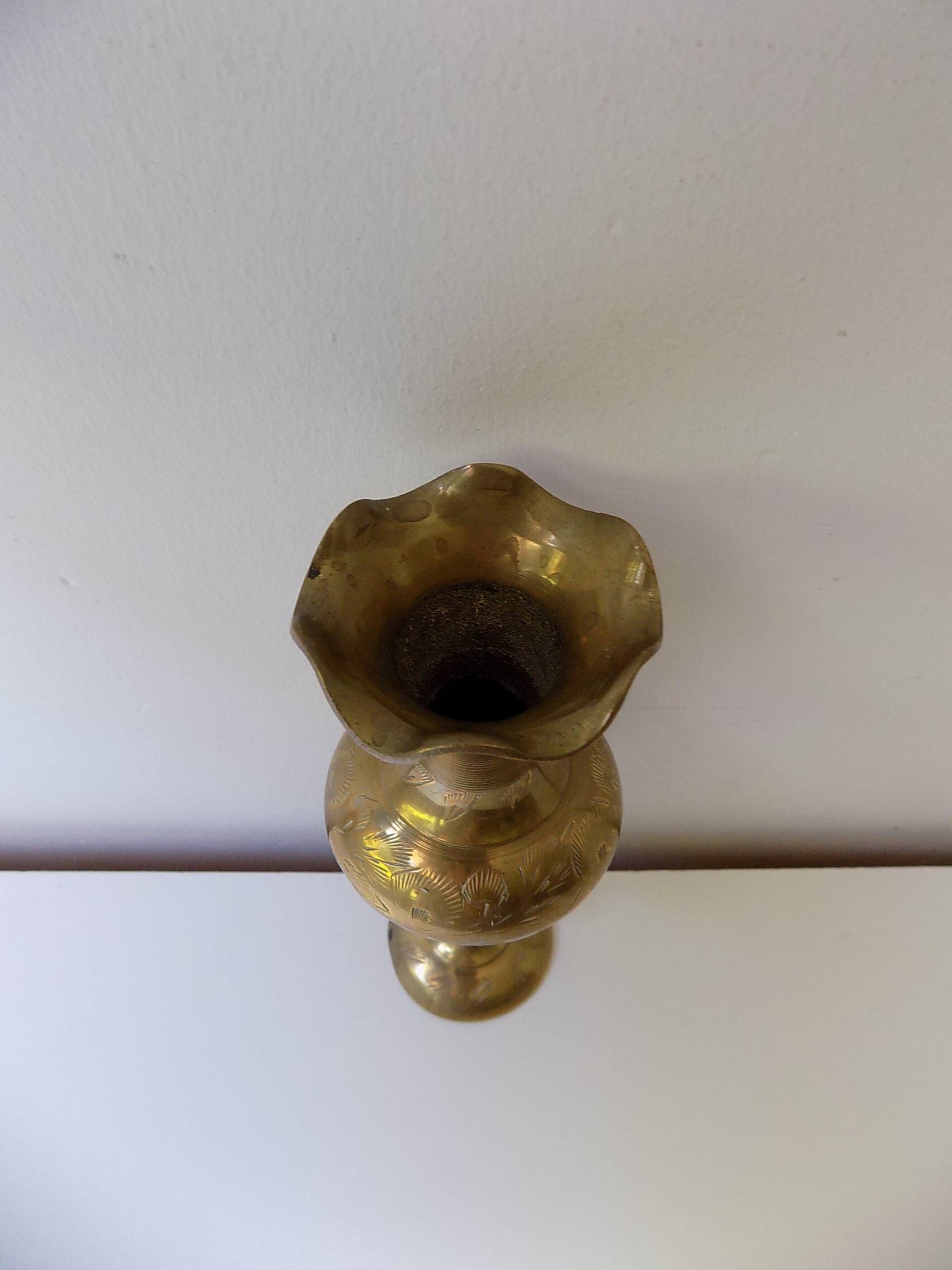 Gilded brass vase with engraved patterns (17 cm)