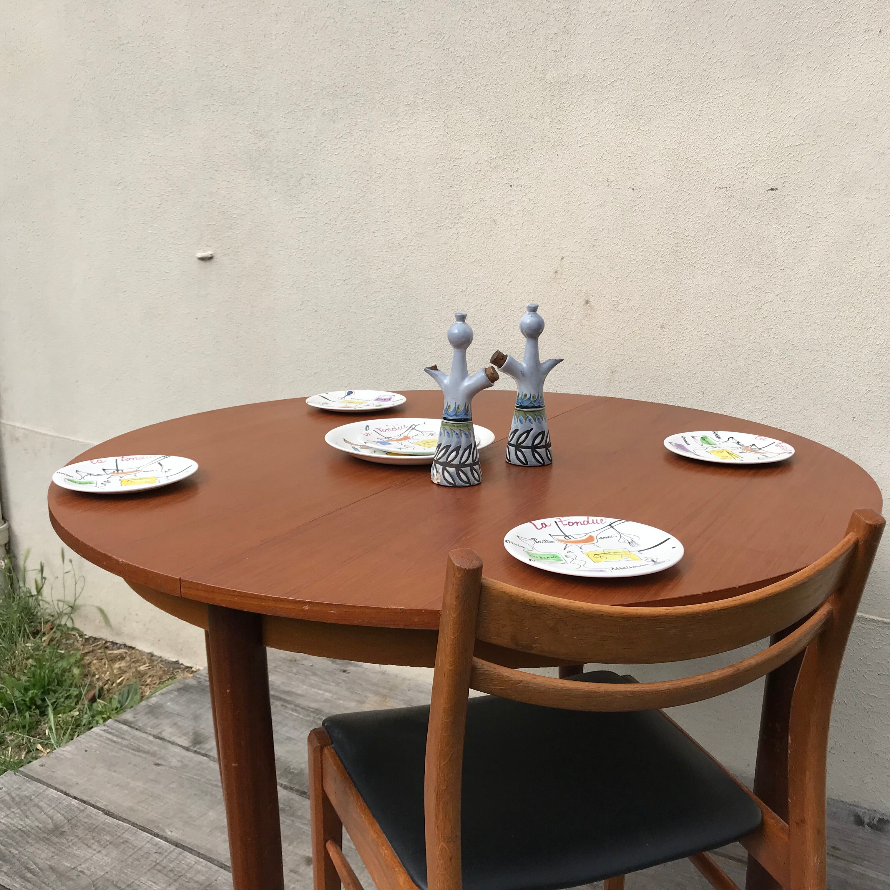 Vintage 1970 round table with extension cords