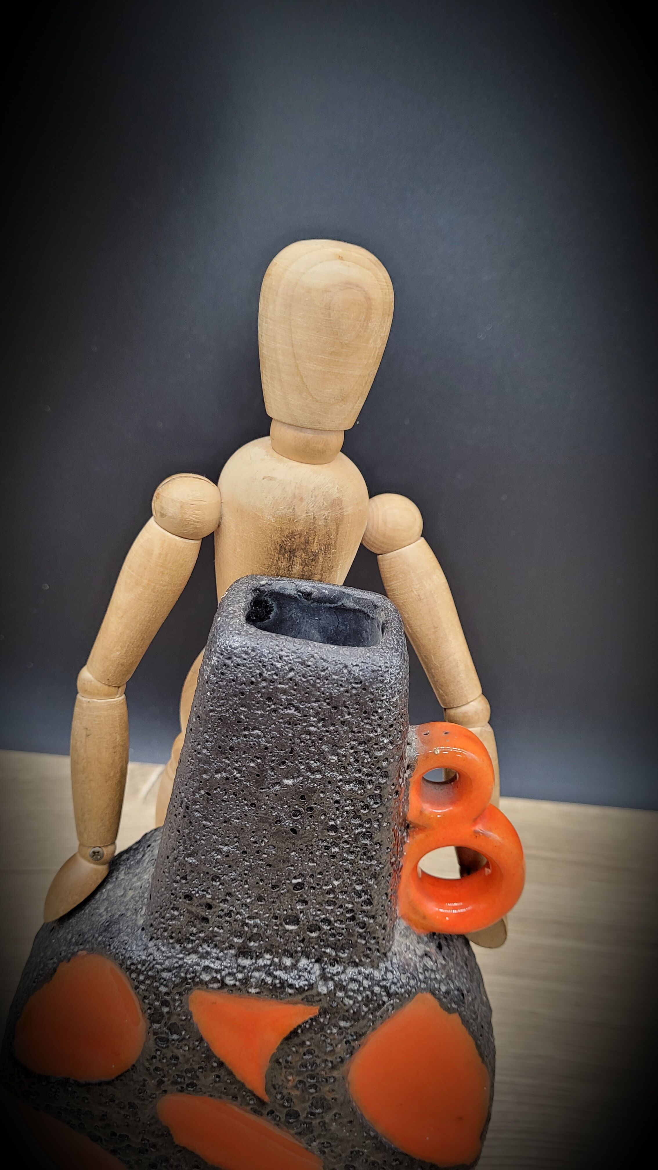 Vase orange lava black