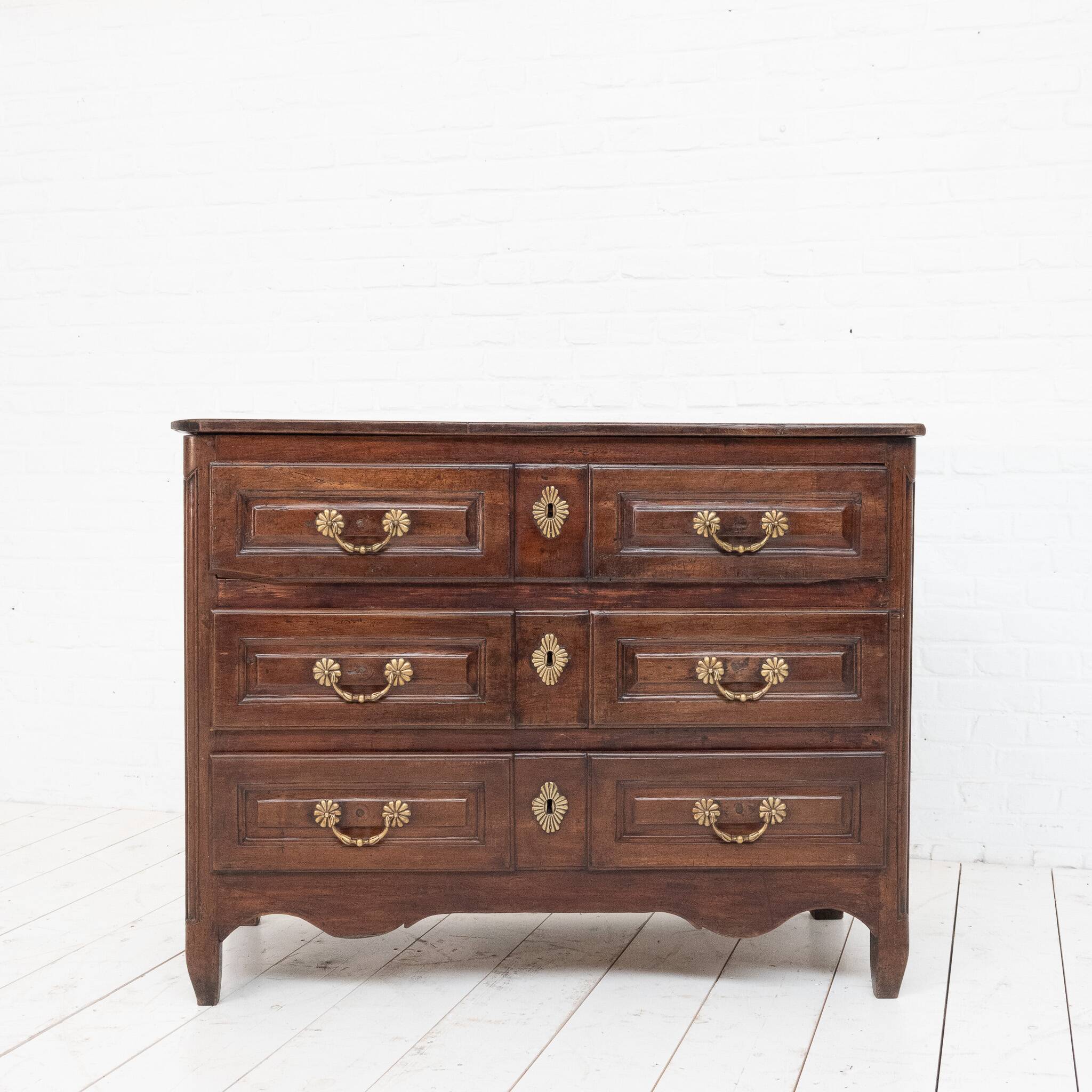 Commode Française Louis XVI en noyer, 18ème