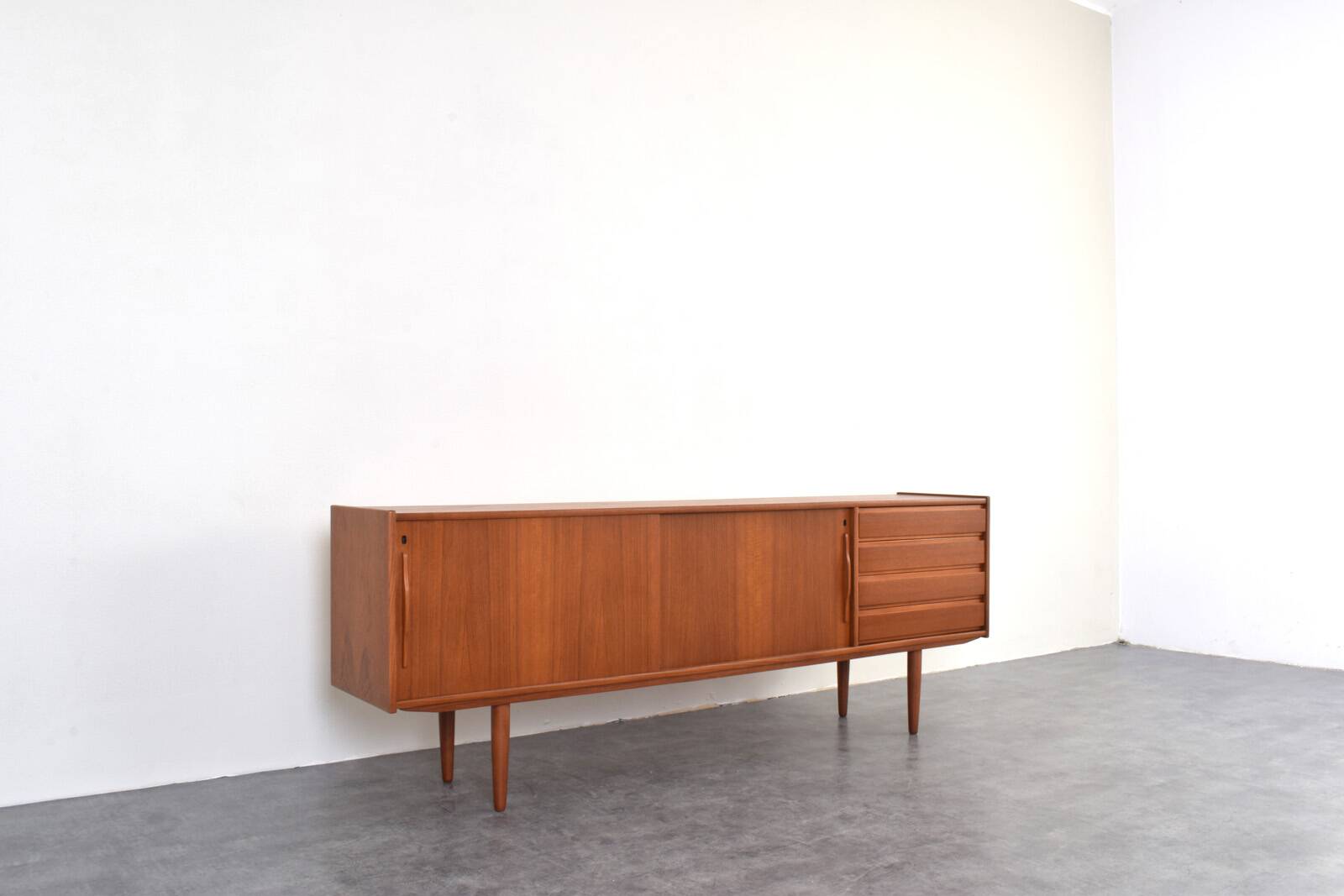 Buffet en teck danois du milieu du siècle, années 1960.