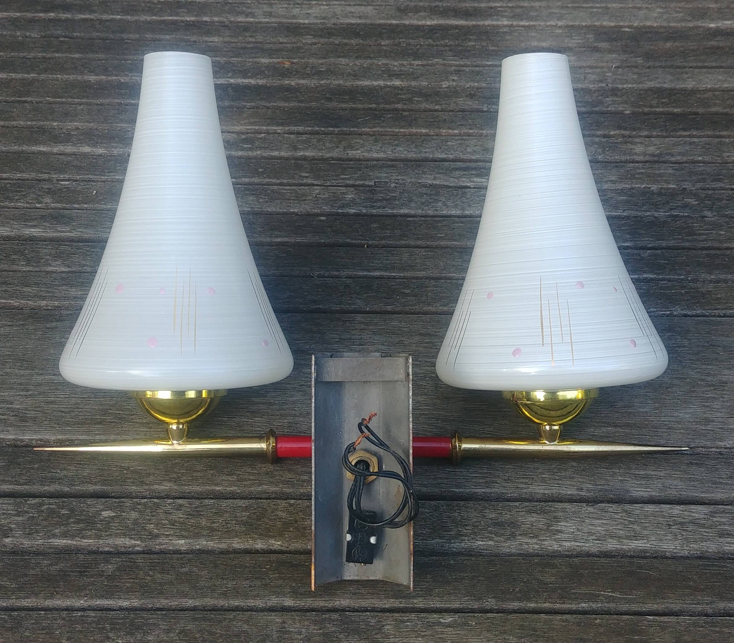 Vintage wall light from the 40s/50s with its two glass sconces on a brass support