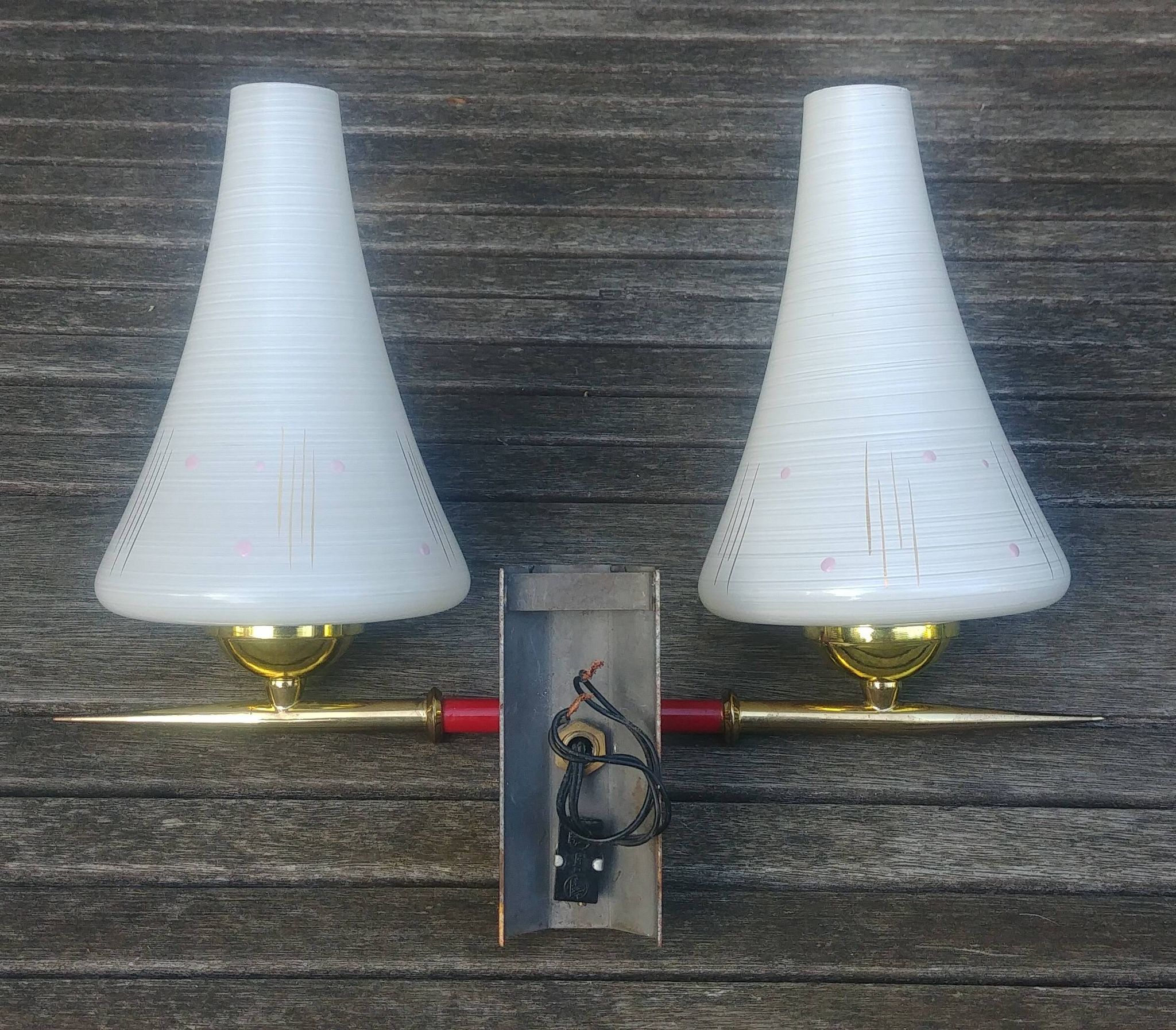 Vintage wall light from the 40s/50s with its two glass sconces on a brass support