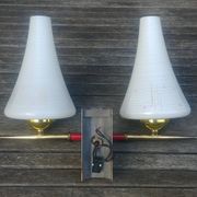 Vintage wall light from the 40s/50s with its two glass sconces on a brass support