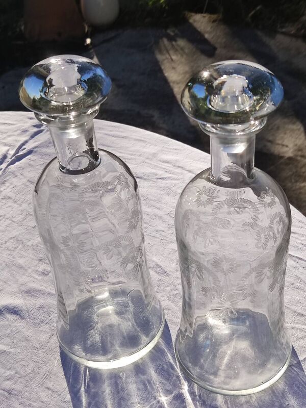 Deux bouteilles anciennes en verre gravé