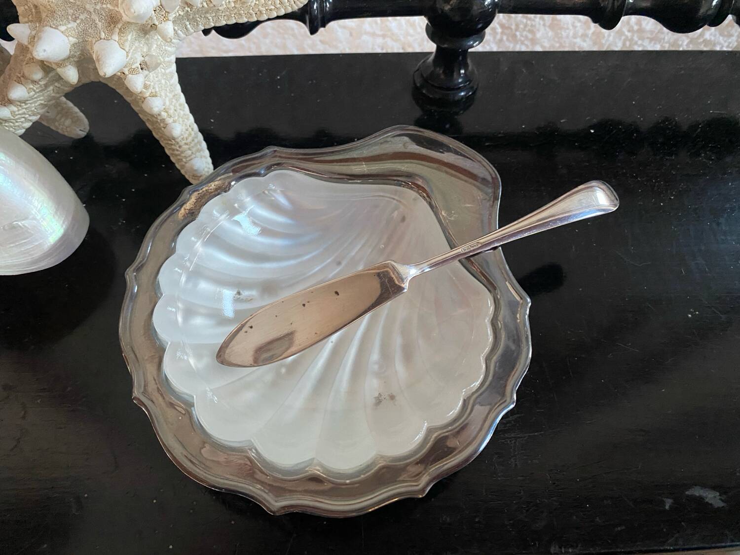 Shell butter dish and its silver-plated knife