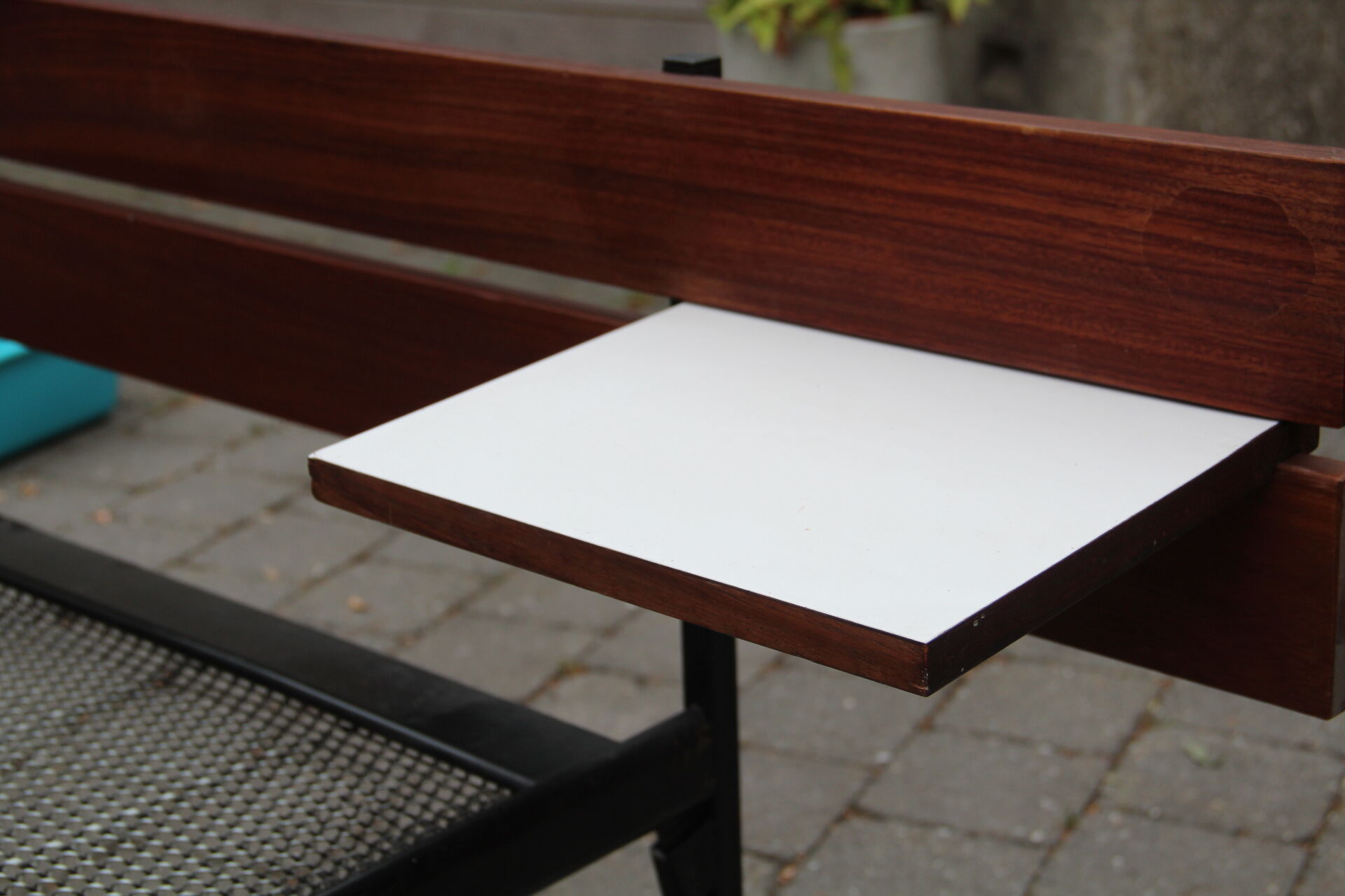 Bed in teak