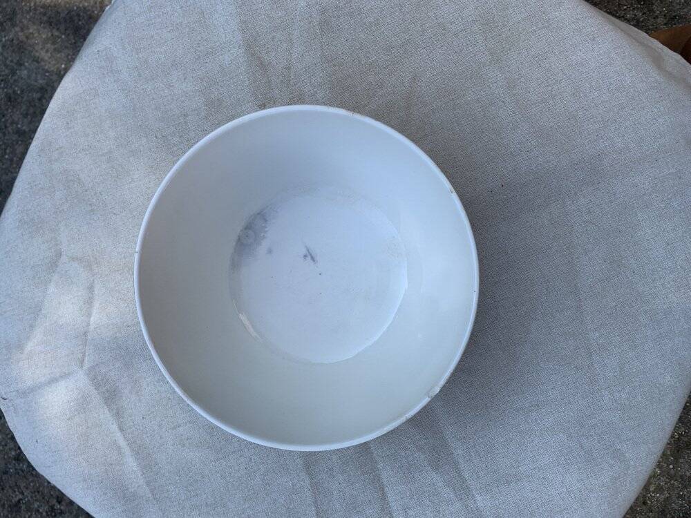 Large Hungarian folk bowl in cream and red ceramic, mid-20th century, H. 11 cm