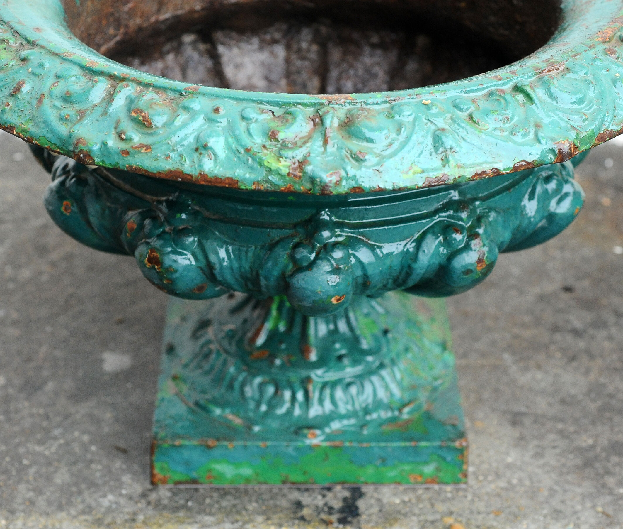 Pair of 2 medicis vases