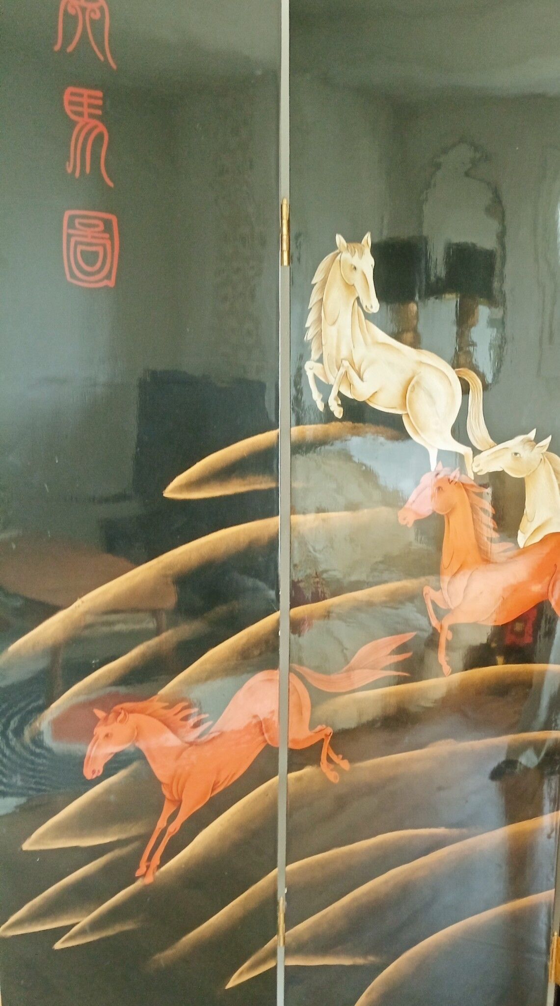 Lacquered screen with a horse pattern