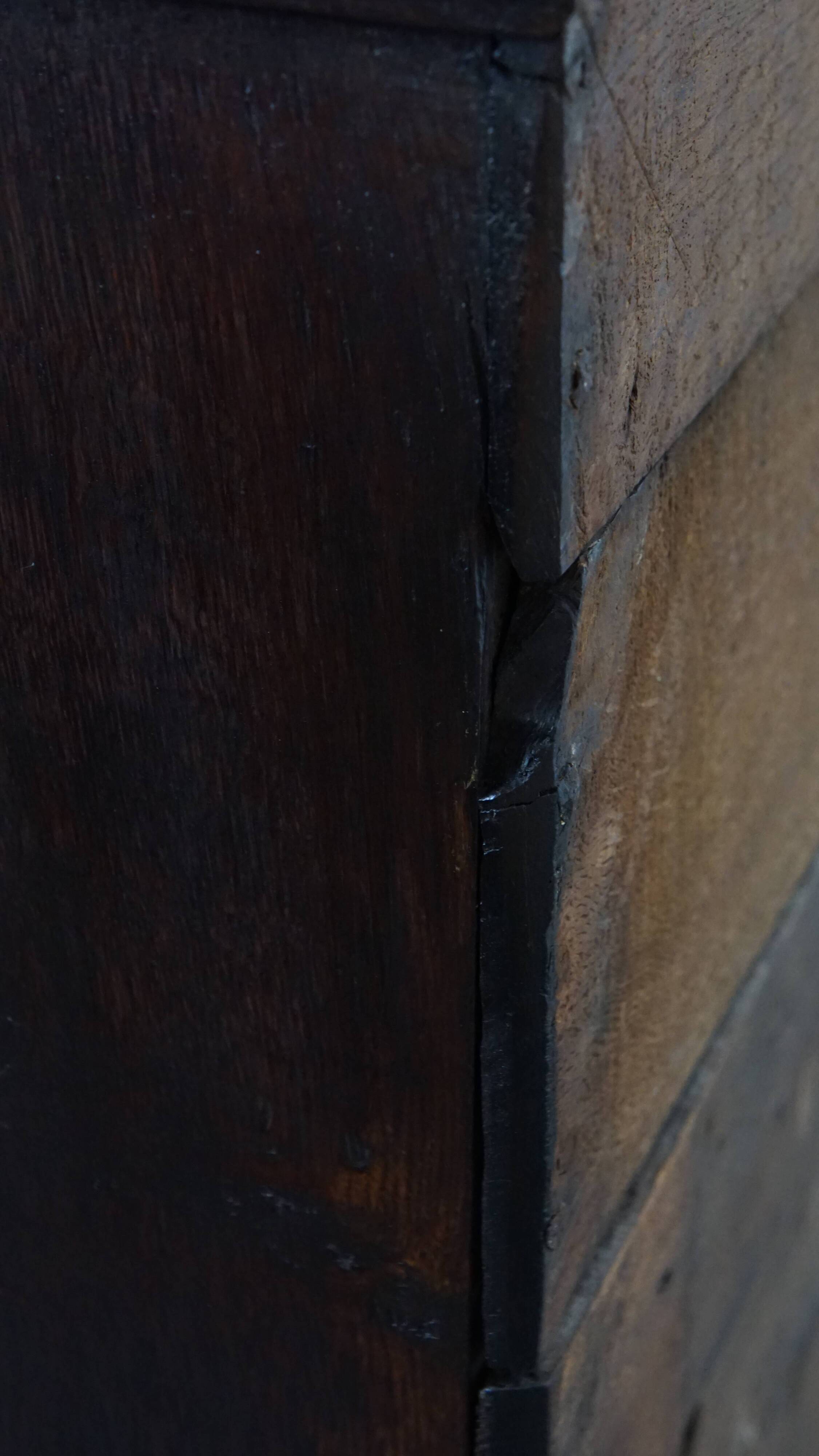 Early 18th century antique English oak chest of drawers with 5 drawers