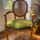 Fauteuil de style Louis XVI en velours et rotin