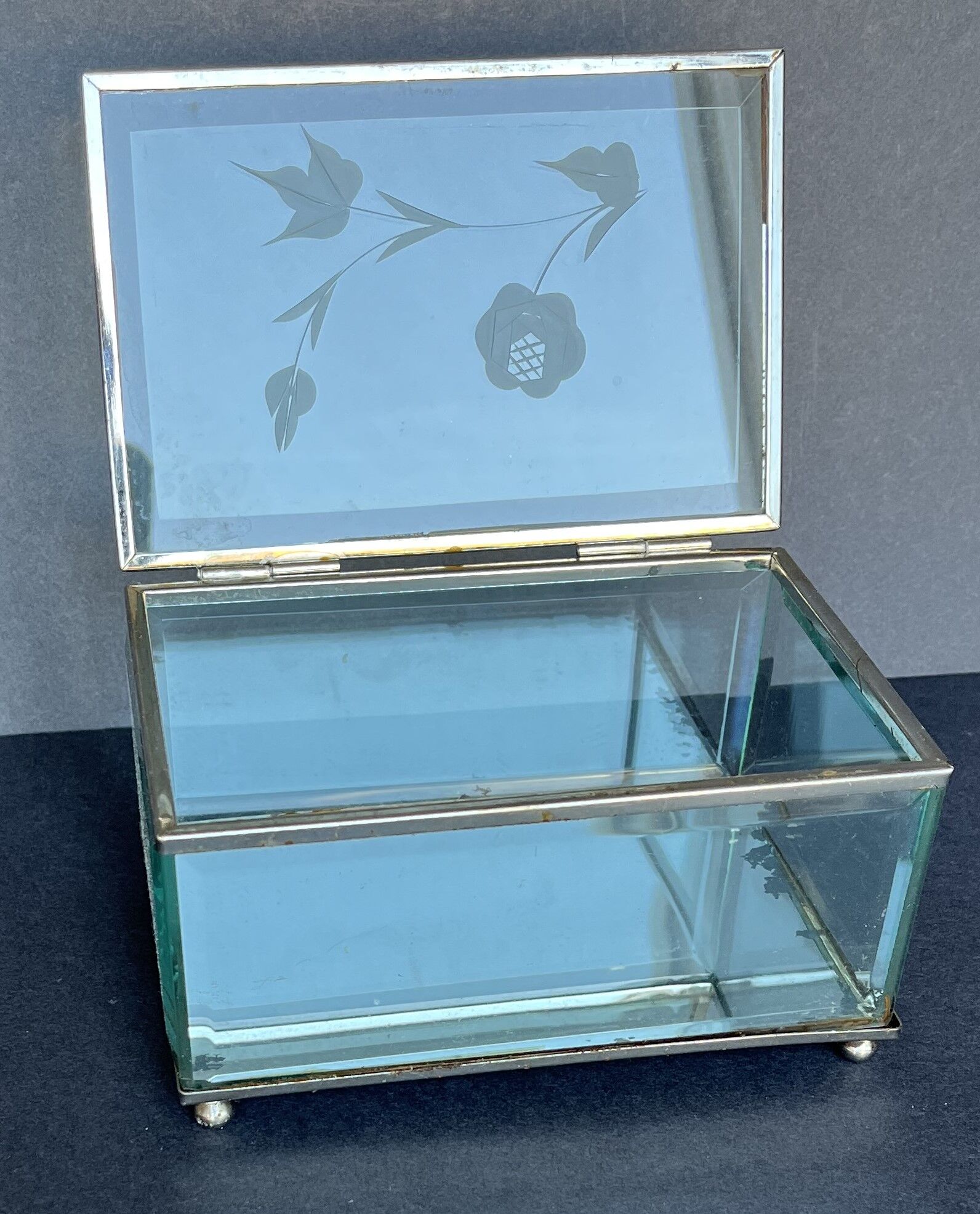 Glass jewelry box