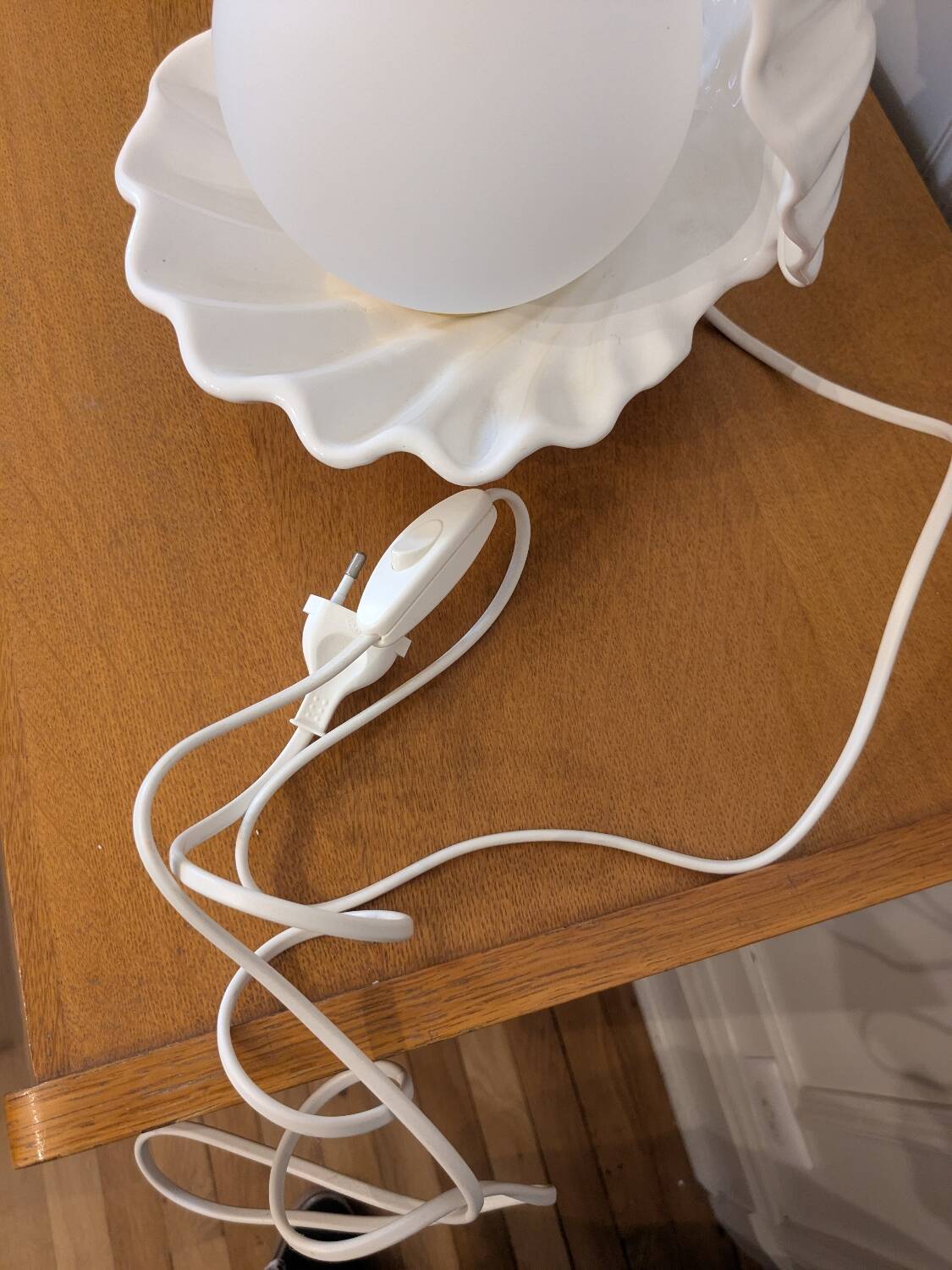 Vintage ceramic shell lamp