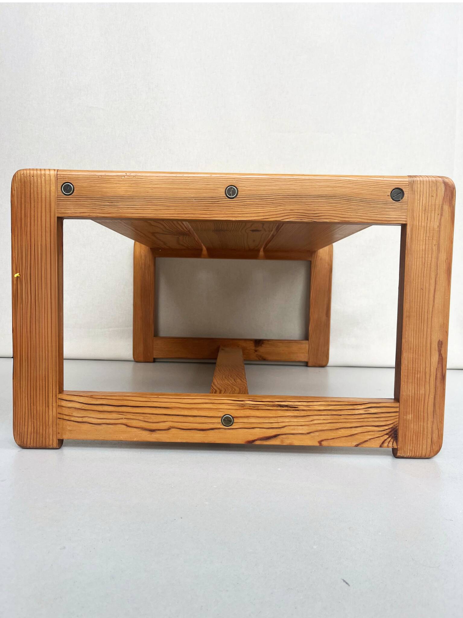 table basse en pin brutaliste