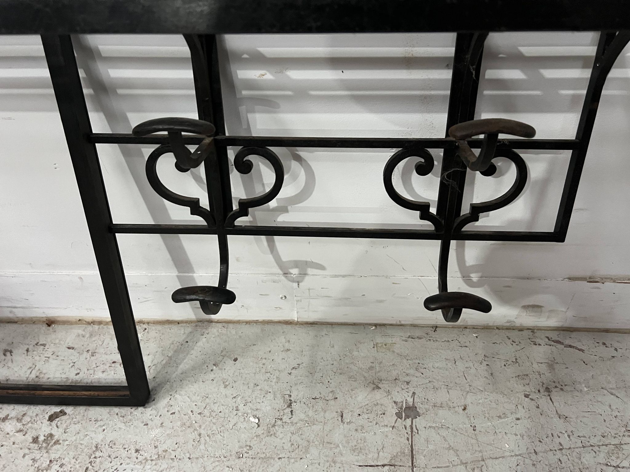 Art Deco wall coat rack in hammered wrought iron, 20th century.