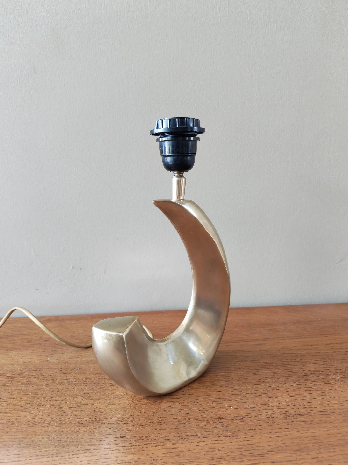 Pied de lampe desing vintage en laiton forme vague